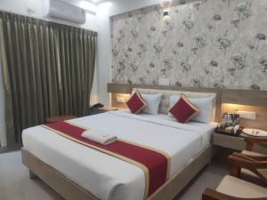 a bedroom with a large bed in a room at Sri Sai Comforts Manyata Tech Park in Bangalore