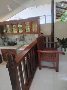 a wooden bench in a kitchen with a sink at Mamatitas in San Vicente