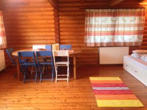 a dining room with a table and chairs at Gemütliche Blockhütte in Wiennähe in Zöfing