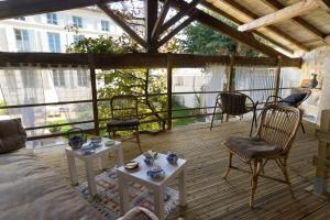 La Tillaie SPA et Sauna的阳台或露台