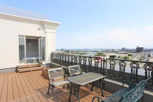 a balcony with a table and chairs and a view at Hotel Castle Inn Tsu in Tsu