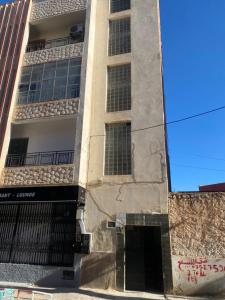 an old building with a gate in front of it at Appartement Astra, Rue Mouatamid Ibn Abbad, Immeuble Malki, 1er étage, Oujda in Oujda