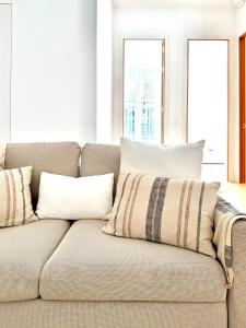 a couch with pillows sitting in a living room at Apartamento La Font in Pego