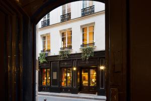 una vista ad arco di un edificio con un negozio di Villa d'Estrées a Parigi