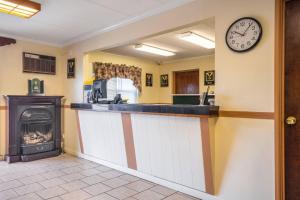 a kitchen with a bar with a clock on the wall at Econo Lodge Inn & Suites Windsor Locks Bradley Airport in Windsor Locks