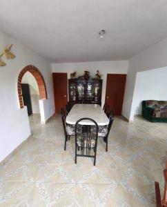 a dining room with a table and chairs at Alojamiento Casa Chuy in Jicolapa