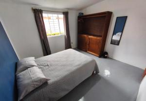a bedroom with a bed and a window at Alojamiento Casa Chuy in Jicolapa