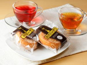 two sandwiches in plastic bags on a plate with two drinks at Comfort Hotel ERA Kobe Sannomiya in Kobe