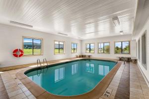 a swimming pool in a home with windows at Quality Inn Fairfield in Fairfield