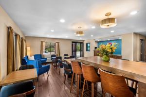 a waiting room with a long table and chairs at Quality Inn Fairfield in Fairfield