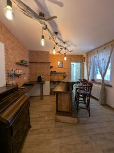 eine Küche mit Tisch und Stühlen in einem Zimmer in der Unterkunft CasaGabri in Tarcău-Gheuca