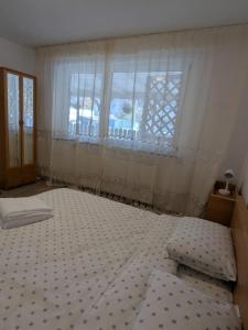 ein Schlafzimmer mit zwei Betten vor einem Fenster in der Unterkunft CasaGabri in Tarcău-Gheuca
