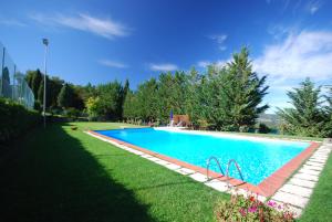 Villa le Torriの敷地内または近くにあるプール