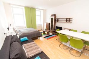 ein Wohnzimmer mit einem Sofa und einem Tisch in der Unterkunft Apartment Knöllgasse in Wien