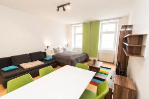 ein Wohnzimmer mit einem Sofa und einem Tisch in der Unterkunft Apartment Knöllgasse in Wien