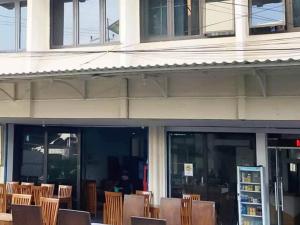 a bunch of chairs sitting outside of a building at SAS Guest House Mitra RedDoorz At Darmo Park 2 Surabaya in Surabaya