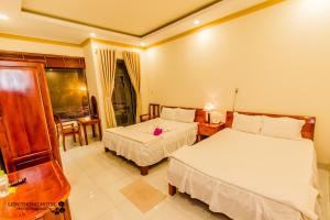 Giường trong phòng chung tại Lien Thong Hotel