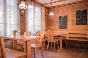 Gasthof Schoenegg B&B餐厅或其他用餐的地方