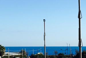 カターニアにあるCasa Di Testaの海を背景にした街灯