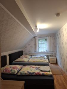 two twin beds in a room with a window at Stadtrand Hotel in Hagen +39 photos