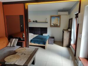 ein kleines Zimmer mit einem Bett und einem Tisch in der Unterkunft Leśna Wisełka in Wisełka + 28 Fotos