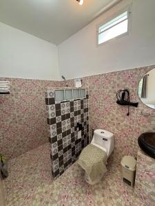 a bathroom with a toilet and a sink at ฮิมฝาย โฮมสเตย์ บึงกาฬ in Ban Nong Khang Kha