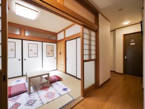 a room with a table and a door at 雪の宿 in Numata