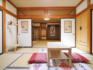 a room with a table and a room with doors at 雪の宿 in Numata