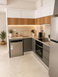 a kitchen with a sink and a refrigerator at Rıversıdelıfe Iskele M 147 in Aglantzia