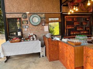 a kitchen with a counter and a clock on the wall at ฮิมฝาย โฮมสเตย์ บึงกาฬ in Ban Nong Khang Kha
