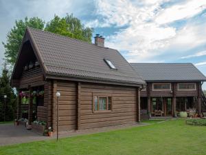 eine Holzhütte mit Walmdach in der Unterkunft Zemene in Bauska