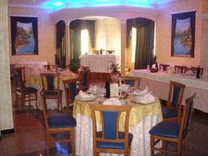 Reštaurácia alebo iné gastronomické zariadenie v ubytovaní Hotel Grandinetti
