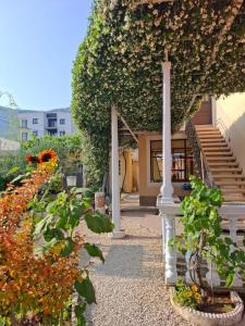 a house with a bunch of plants and flowers at Apartments Dare & Piccolo in Kaštela