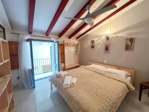 a bedroom with a large bed with towels on it at Casa De Pueblo Raval in Teulada
