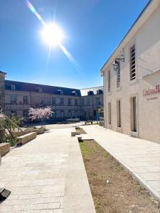 a building with the sun shining in the sky at appartement mauléon in Mauléon