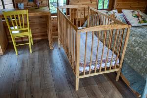 ein Schlafzimmer mit einem Bett, einem Tisch und Stühlen in der Unterkunft Zemene in Bauska