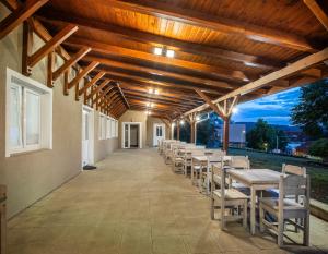 eine Reihe von Tischen und Stühlen auf einer Terrasse in der Unterkunft Element Residence in Lipno nad Vltavou + 16 Fotos