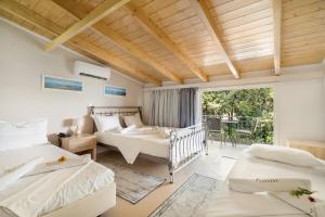a bedroom with two beds and a balcony at Pigasos in Nikiana