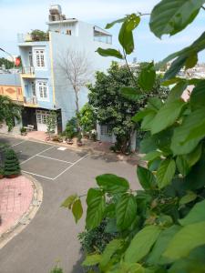 a tennis court in front of a building at Thuy's homestay in Vung Tau