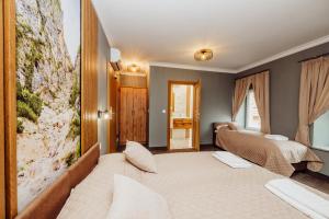 ein Schlafzimmer mit zwei Betten und einem Wandbild in der Unterkunft Lekkoduch in Świeradów-Zdrój + 41 Fotos