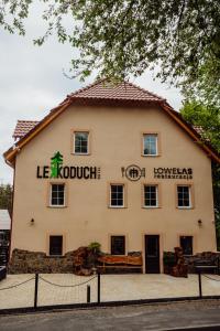 ein Gebäude mit den Worten le koordu in der Unterkunft Lekkoduch in Świeradów-Zdrój
