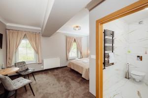 ein Schlafzimmer mit Bett und Badezimmer in der Unterkunft Lekkoduch in Świeradów-Zdrój