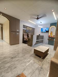 a waiting room with a couch and a table at Hotel Radhe Raas in Vāsad