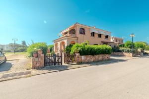 a house with a gate in front of a street at Villa Oleandro - 2349447 in San Teodoro