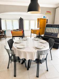 a dining room with a table with chairs and a piano at Villa Victoire au coeur de la Provence in Venelles