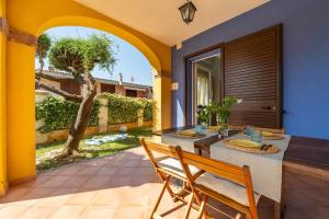 a dining room with a table and chairs at Alloggio Poseidone in Villasimius