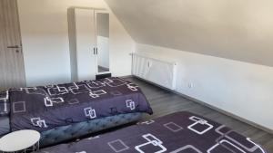 a bedroom with a bed with a purple comforter at RUHIGE Eke in Netphen