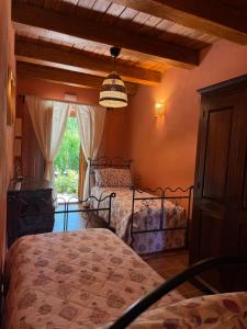 a bedroom with two beds and a window at Agriturismo La Valle Dimenticata in Urbania