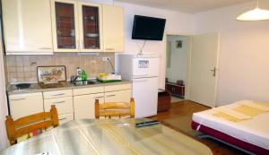 Kuchyň nebo kuchyňský kout v ubytování Apartments Ćorluka