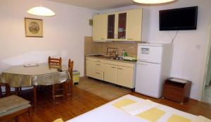 Kuchyň nebo kuchyňský kout v ubytování Apartments Ćorluka